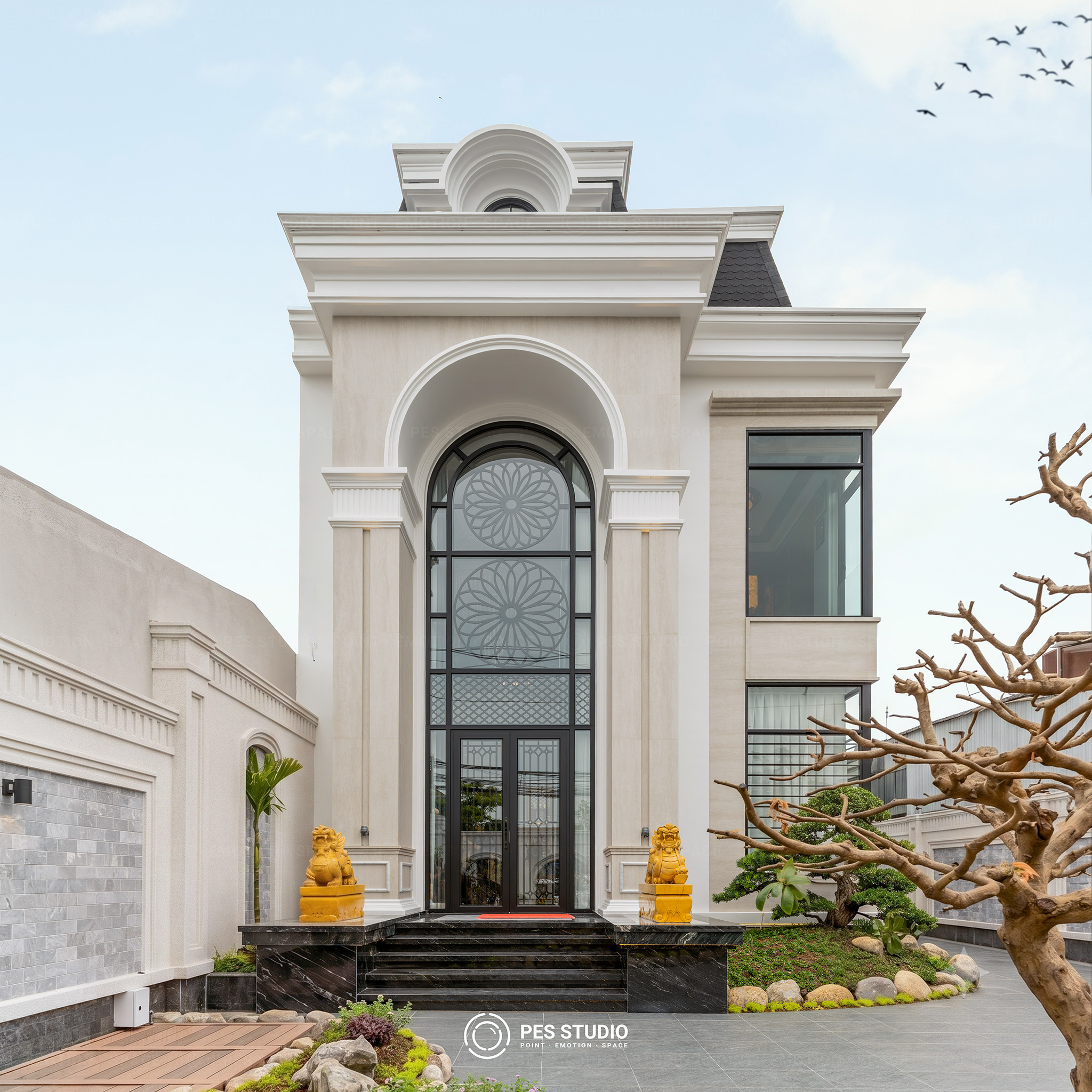 Sảnh chính villa tân cổ điển với cửa vòm cao, bậc tam cấp đá đen và tượng lân vàng