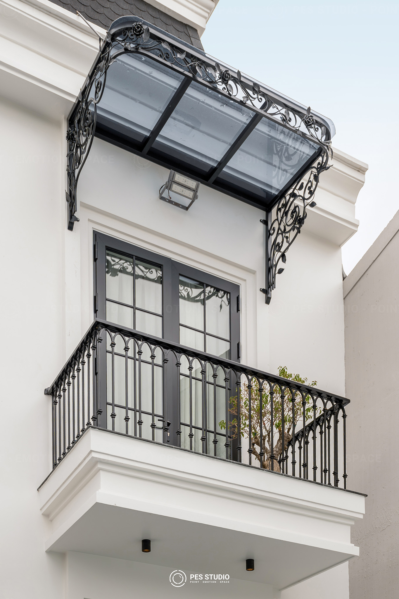 Hồ bơi và thác nước tường trong khuôn viên villa tân cổ điển