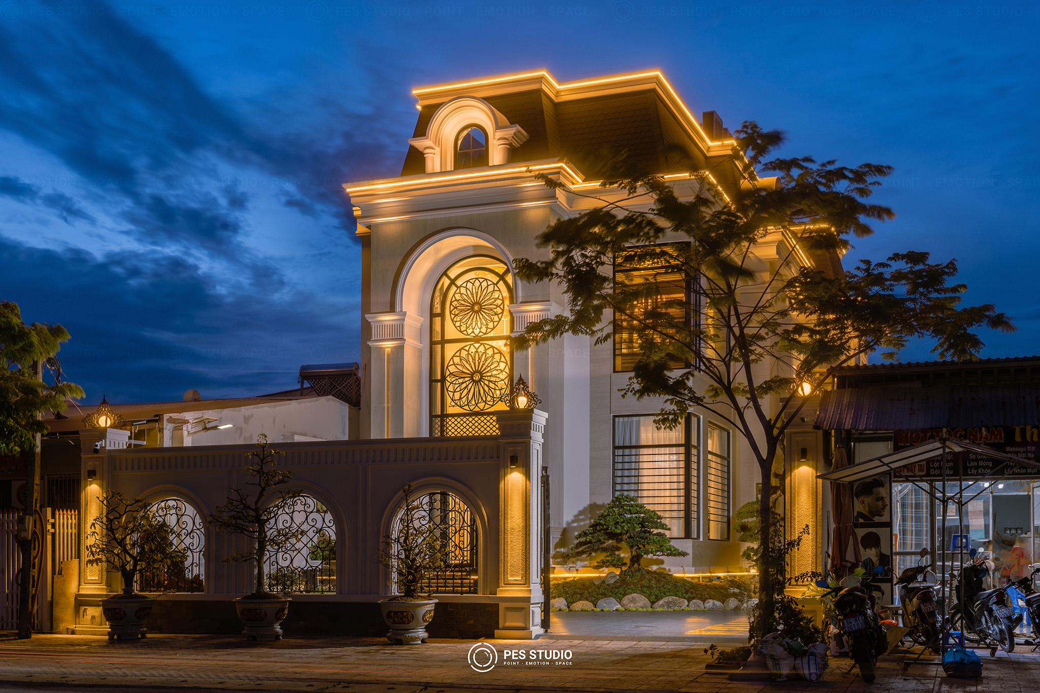 Villa tân cổ điển Vĩnh Long lên đèn vào giờ xanh, ánh sáng hắt viền phào chỉ