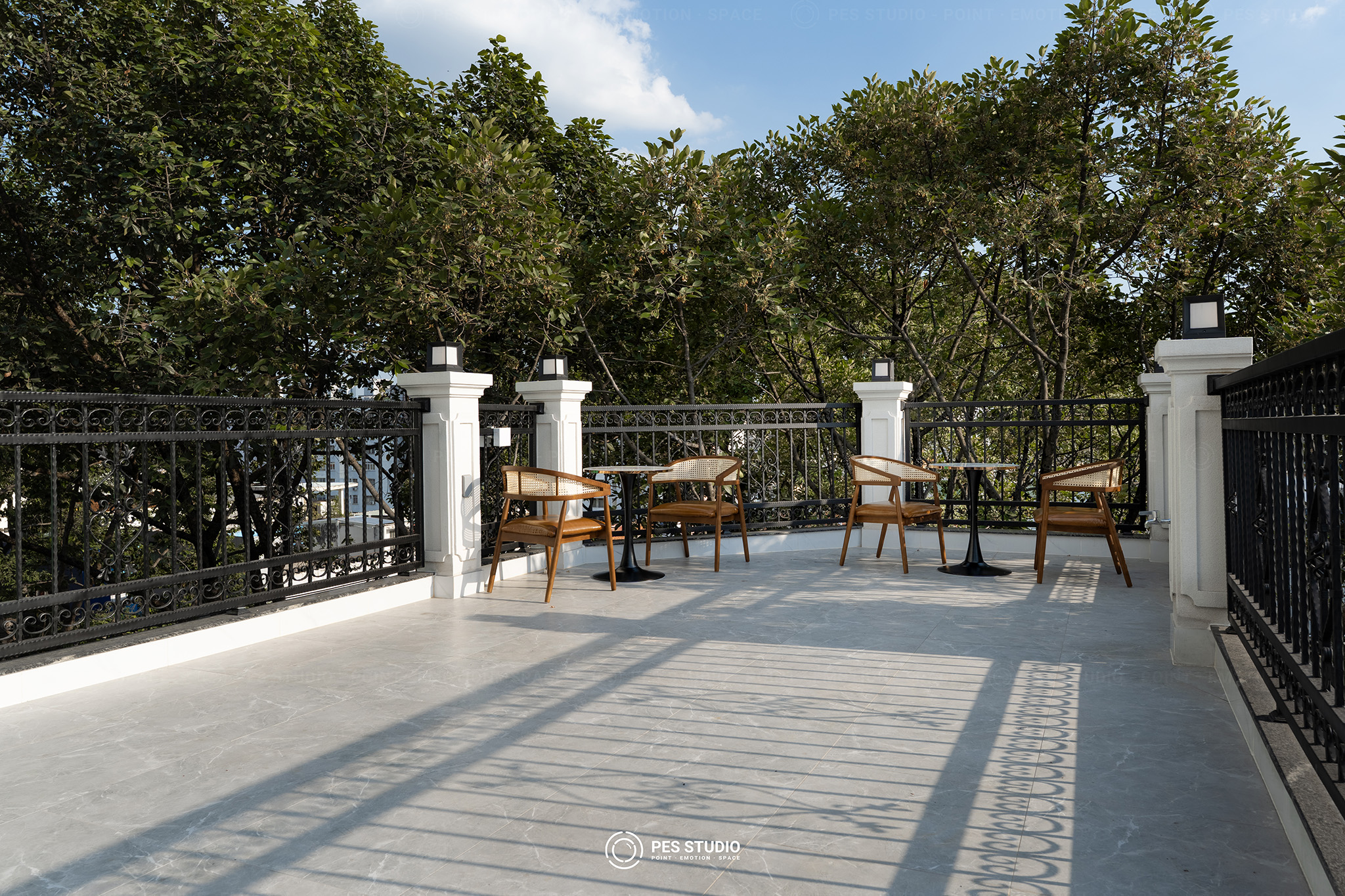 Chụp Ảnh Hồ Sơ Năng Lực Công Ty Nội Thất: Bộ Ảnh Chuẩn Đấu Thầu 1 Sân thượng J.Stay lát đá trắng với lan can sắt và tán cây phủ bóng