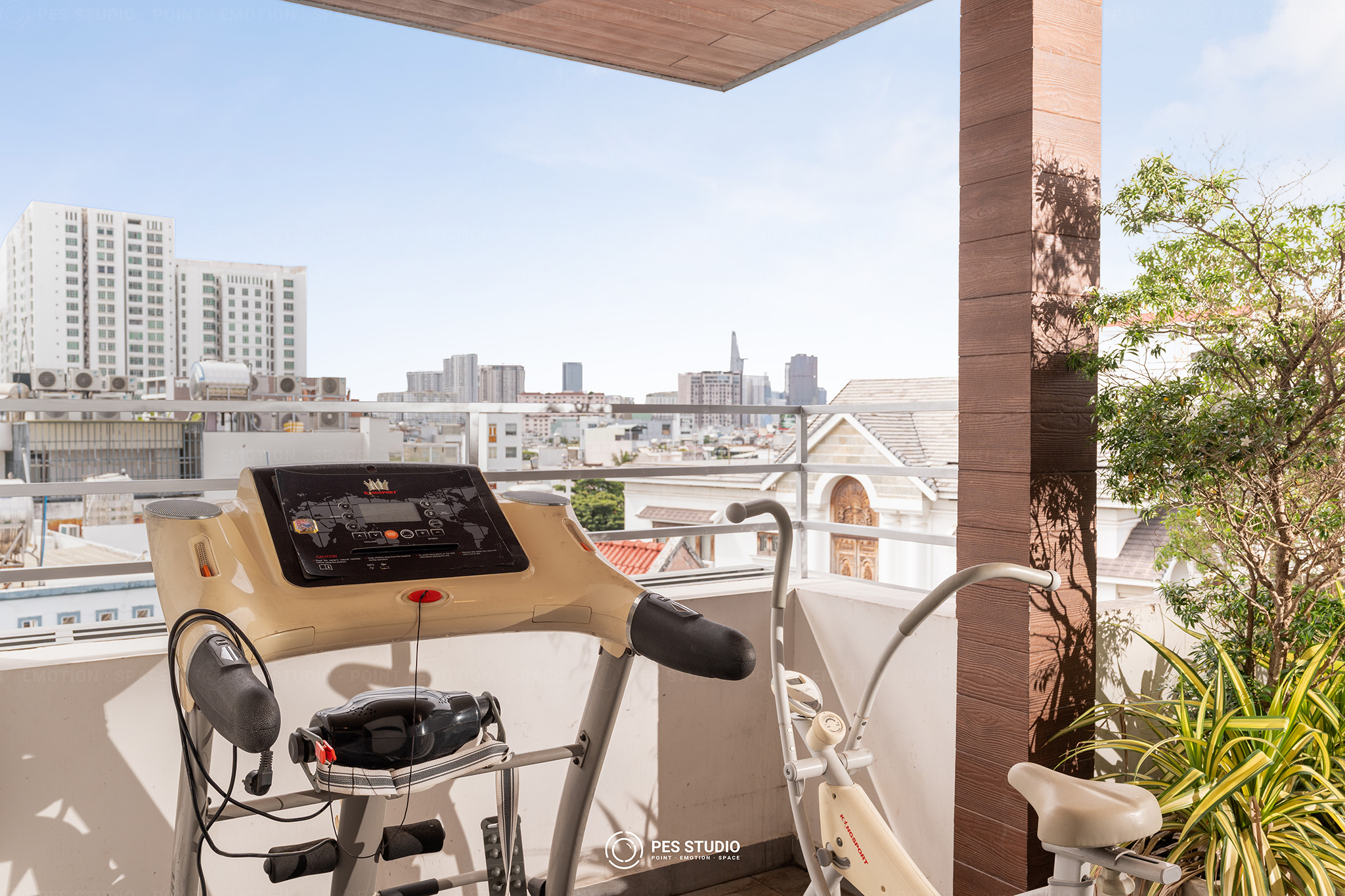 Khu tập ngoài trời trên sân thượng villa nhìn ra đường chân trời quận 7