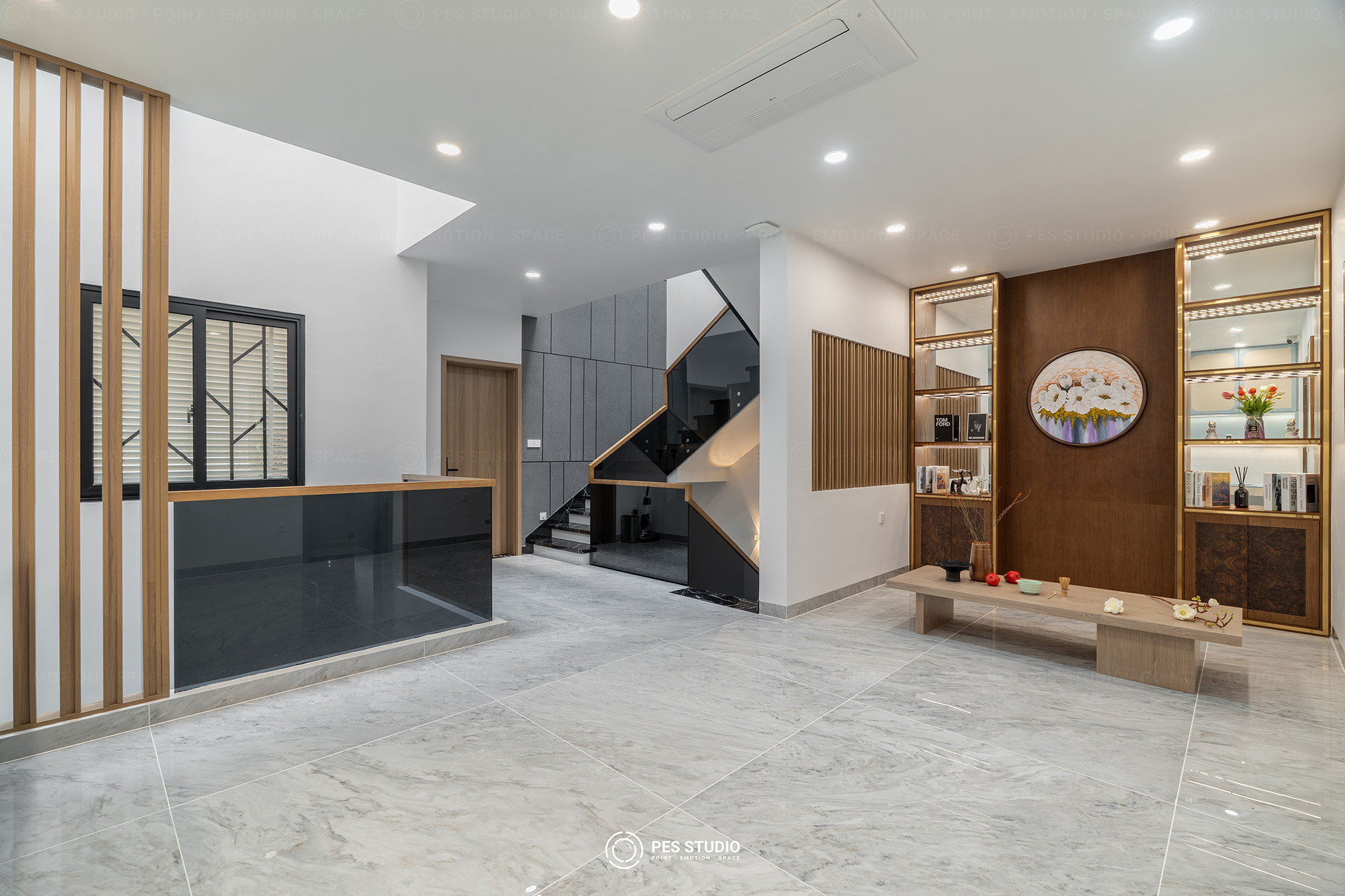 Không gian sinh hoạt tầng trệt nhà phố SBS nhìn về phía cầu thang