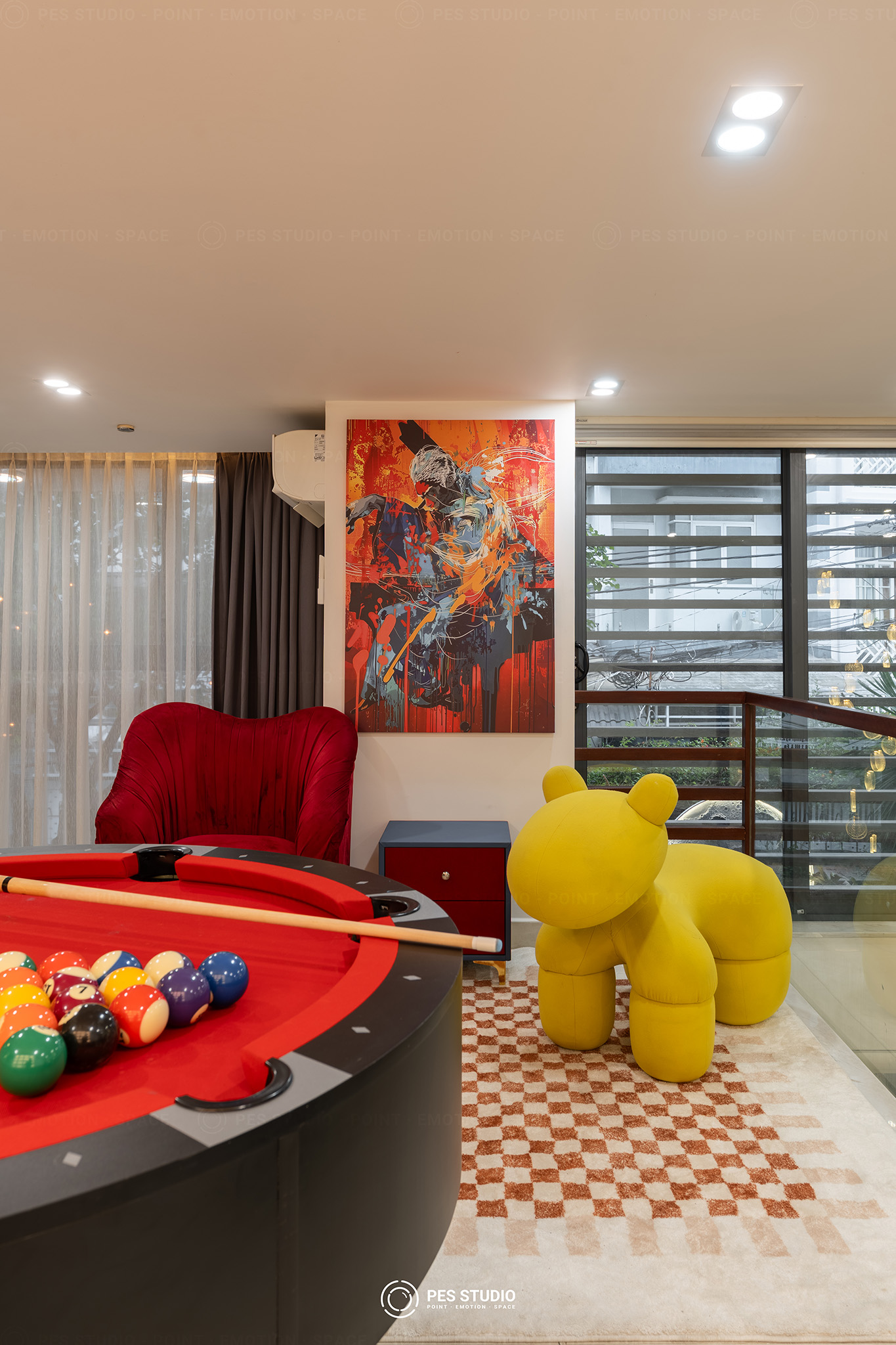 Phòng giải trí villa nhìn từ chiếu nghỉ cầu thang xuống bàn bi-a