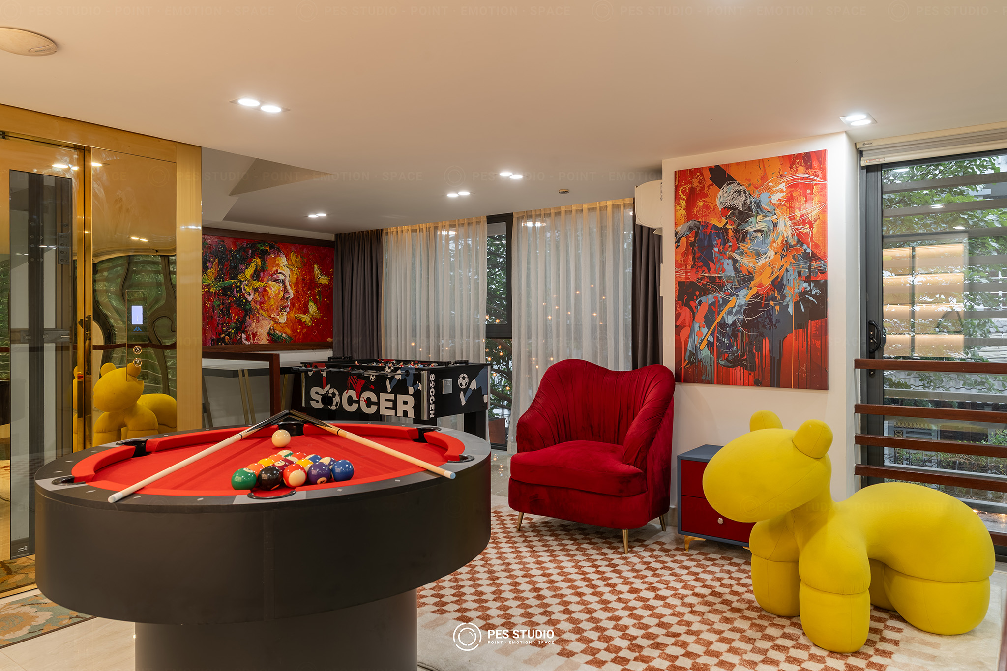 Phòng bi-a villa Trần Xuân Soạn với ghế vàng, tranh pop art và sàn ca-rô