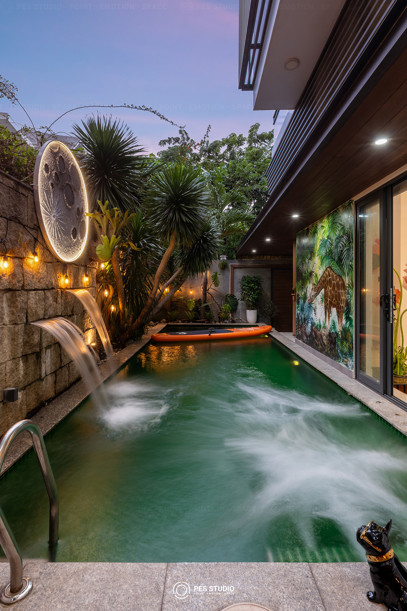 Hồ bơi trong nhà villa Trần Xuân Soạn lên đèn buổi tối