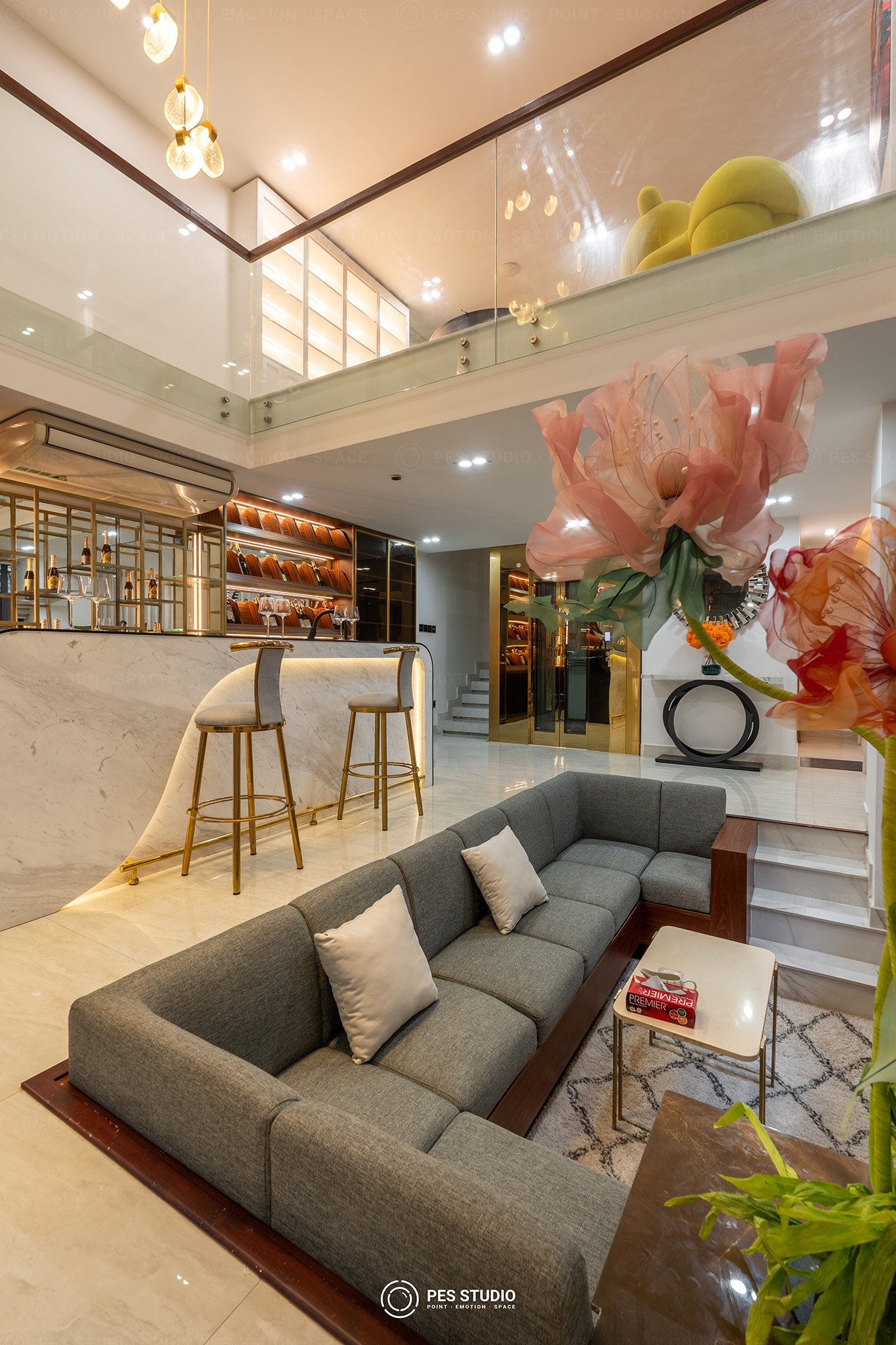 Quầy bar và bộ sofa đặt dưới giếng trời trong villa quận 7
