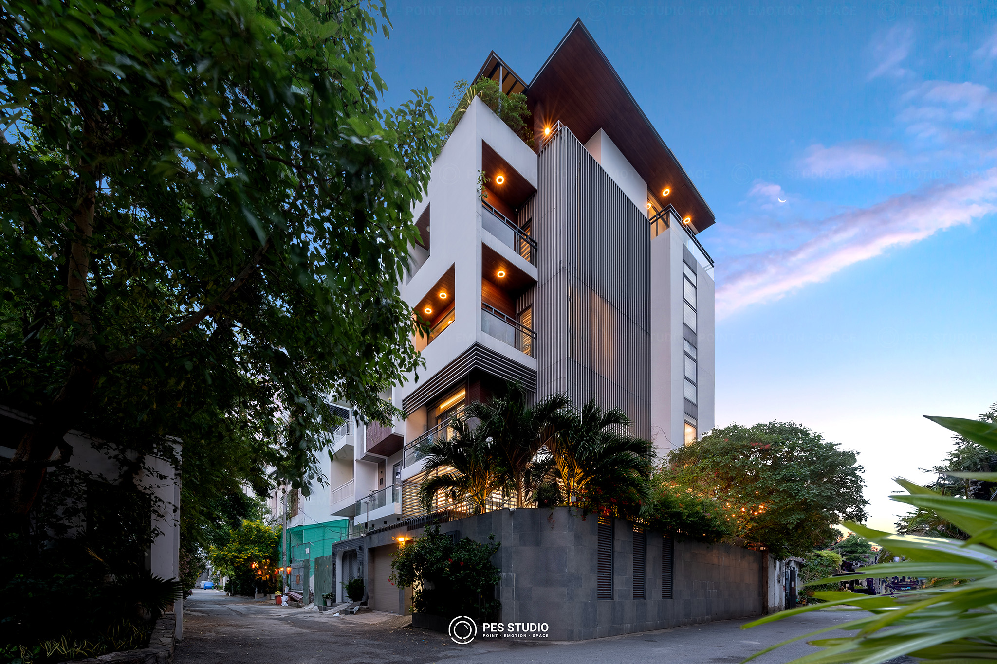 Mặt tiền villa Trần Xuân Soạn quận 7 chụp lúc hoàng hôn