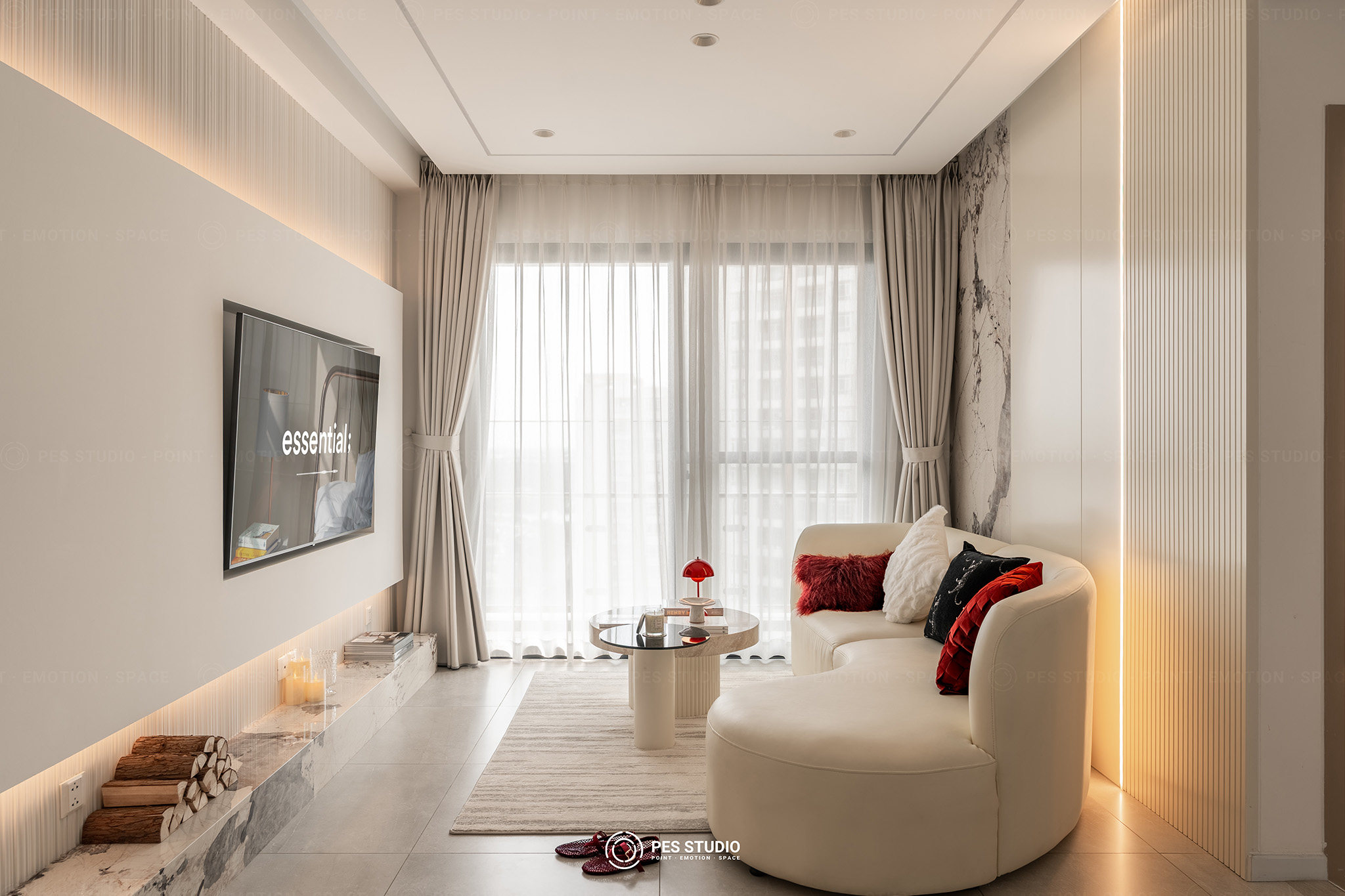 Phòng khách căn hộ Antonia Phú Mỹ Hưng nhìn từ hành lang với sofa cong kem