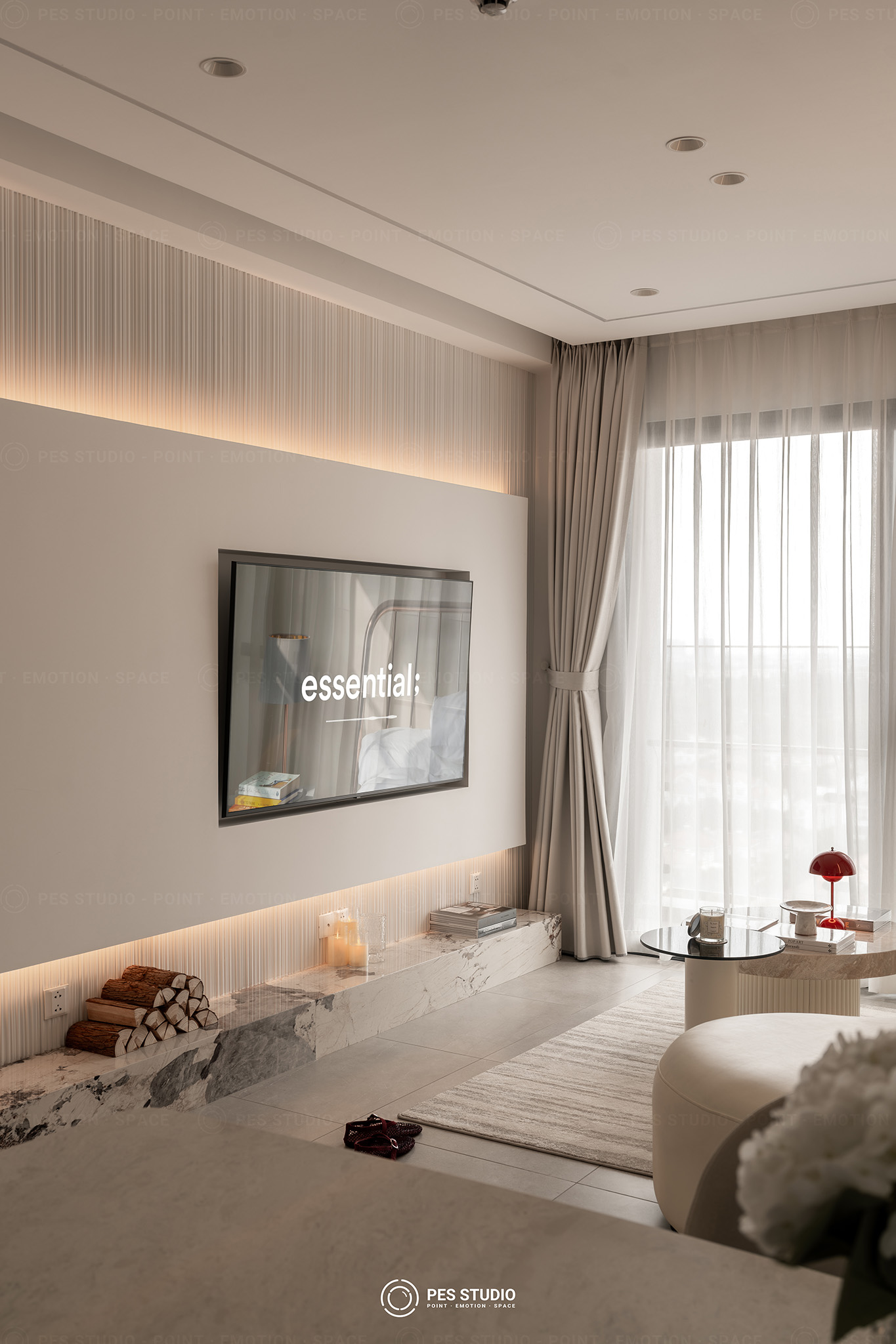 Phòng khách căn hộ Antonia nhìn từ góc bếp với rèm vải và cửa sổ cao