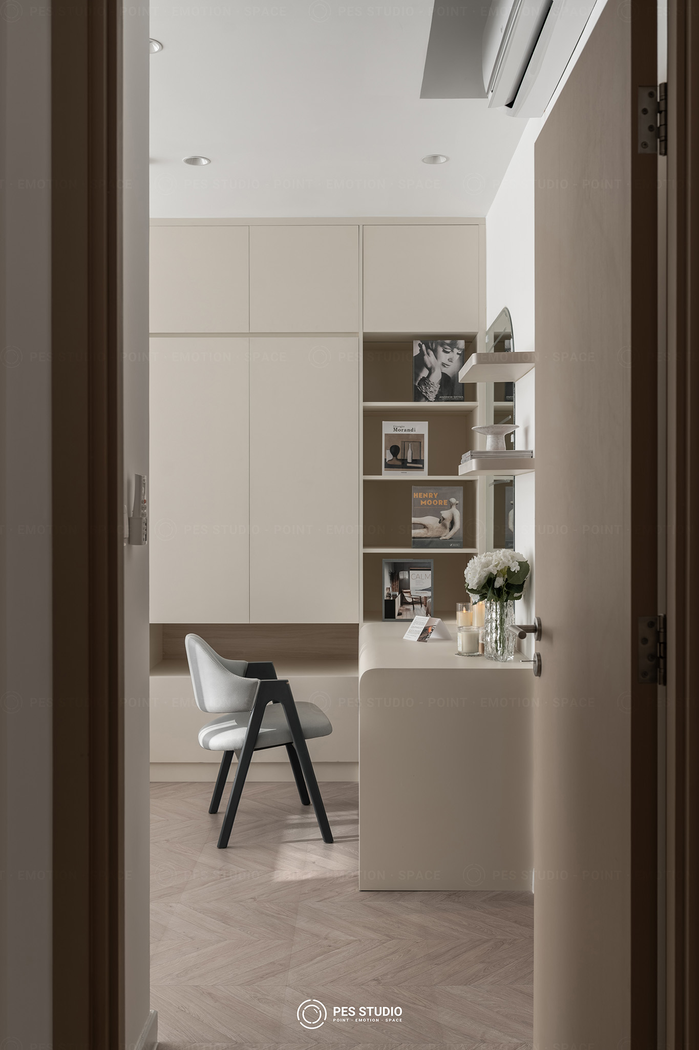 Góc làm việc căn hộ Antonia với tủ trưng bày âm tường và ghế xoay