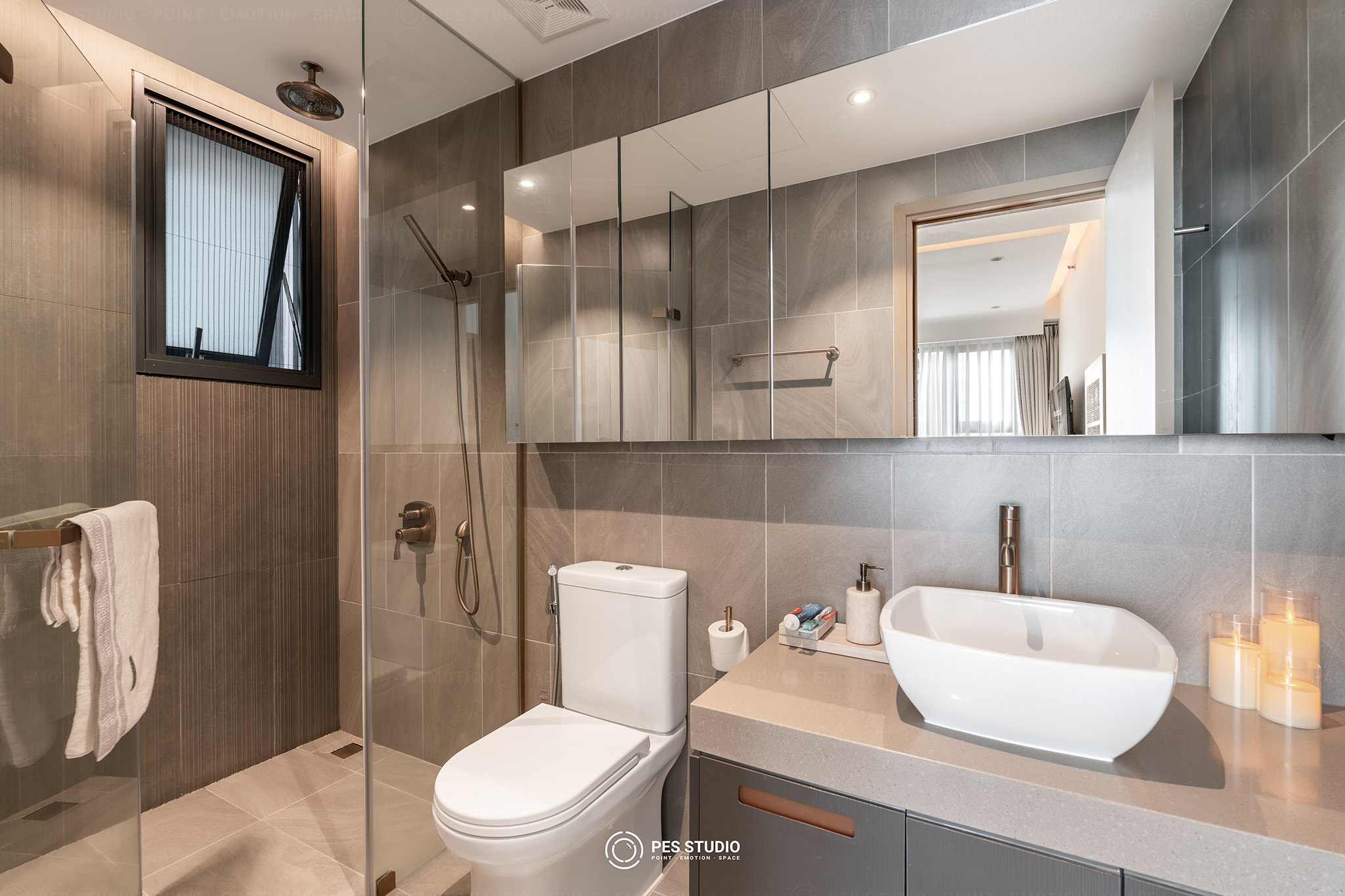Phòng tắm phụ căn hộ Antonia với lavabo đặt bàn và nến trang trí
