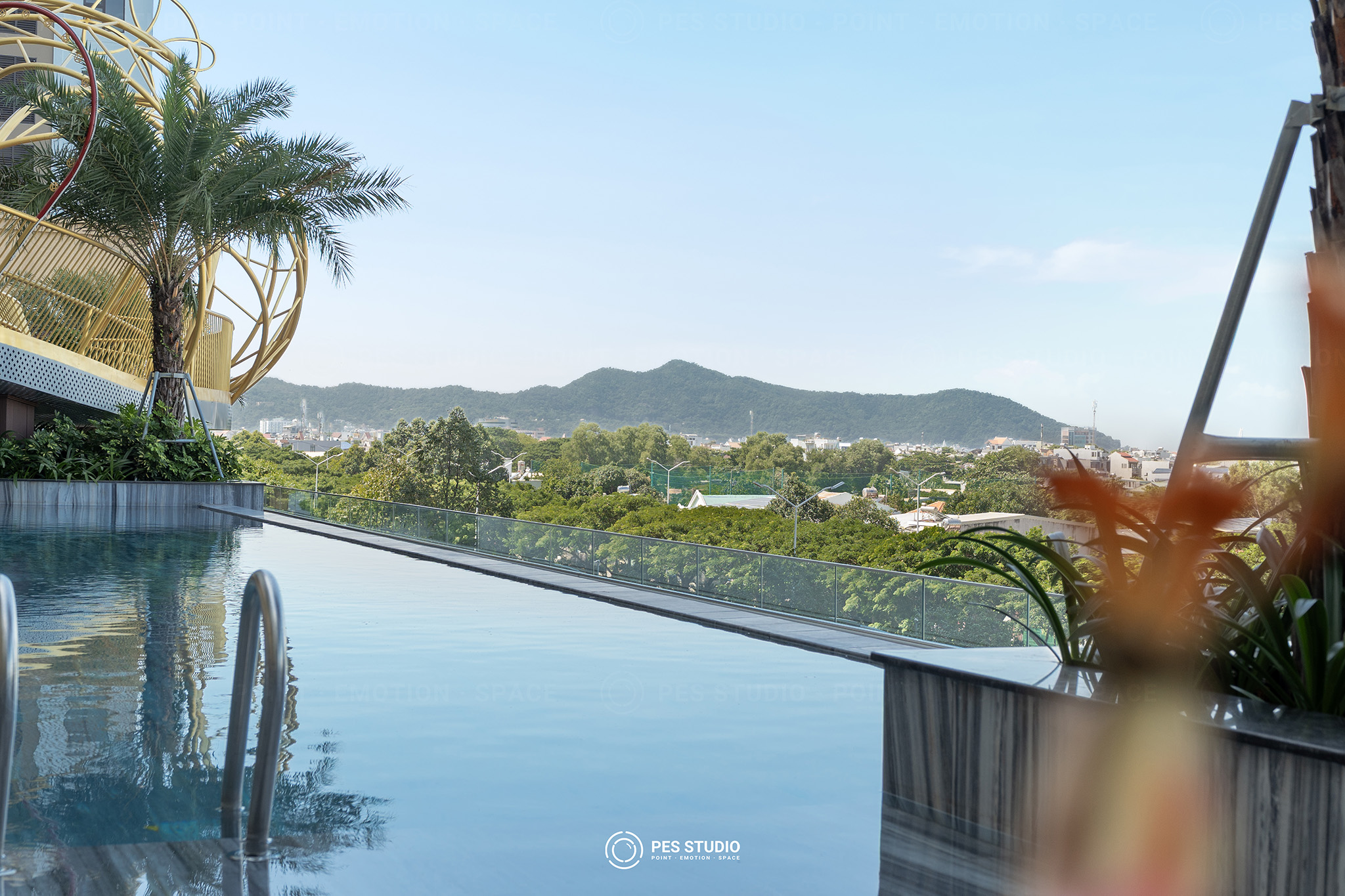 Hồ bơi vô cực tầng cao CentrePoint Vũng Tàu nhìn ra núi và thành phố
