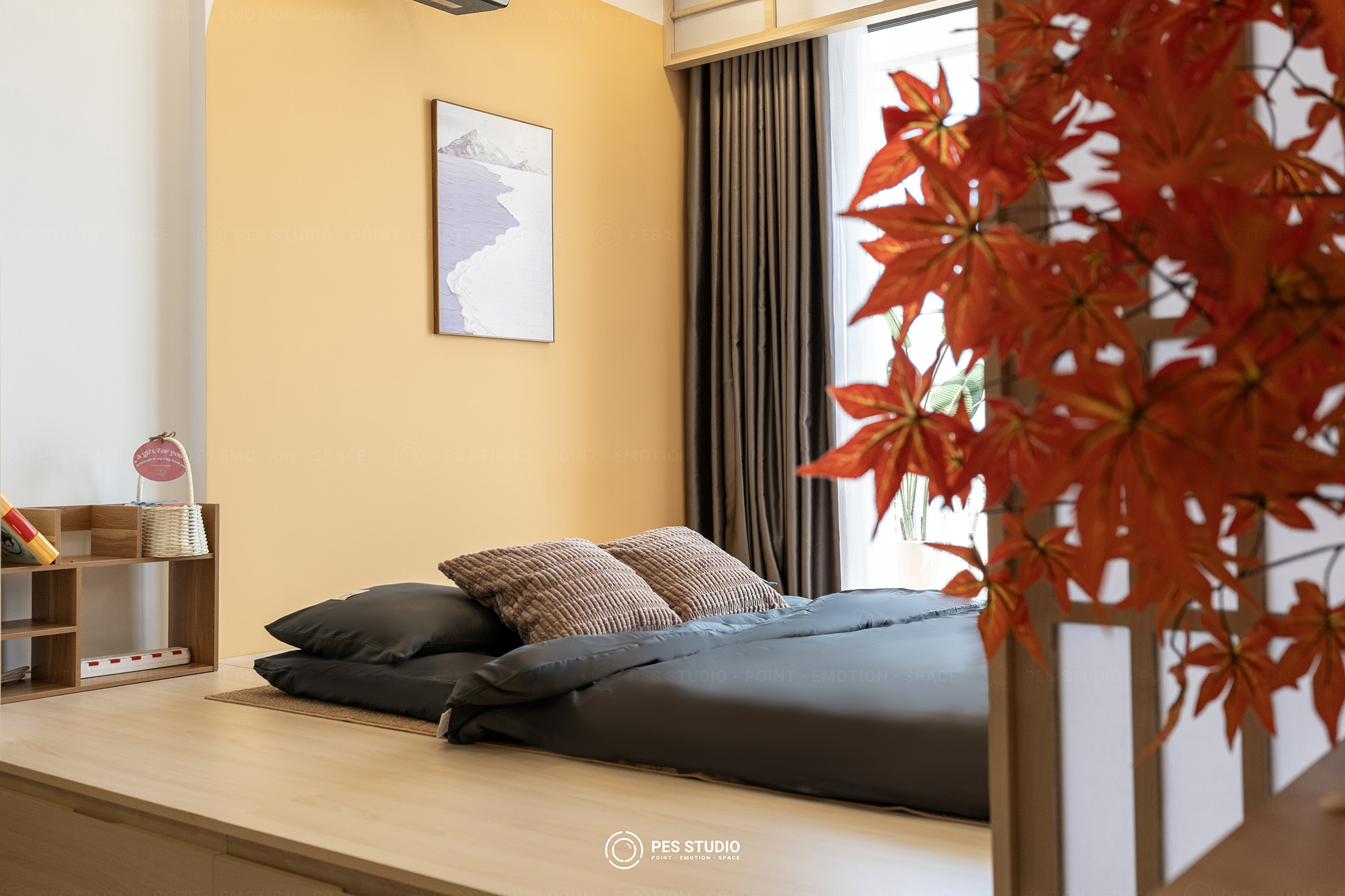 Phòng ngủ căn hộ Duotori với tranh treo tường và cành phong đỏ bên cửa sổ
