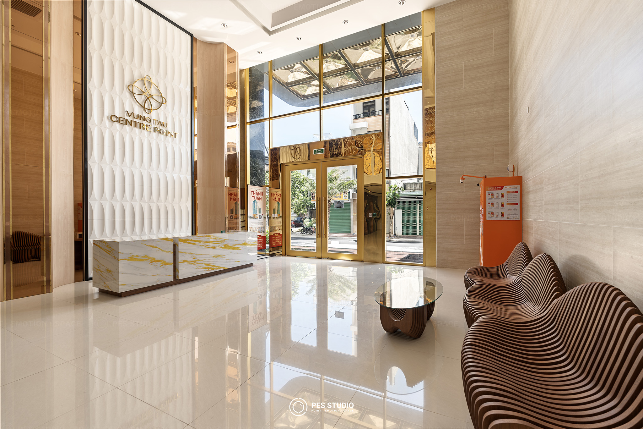 Sảnh lễ tân chung cư CentrePoint Vũng Tàu với ghế chờ và vách hoa văn