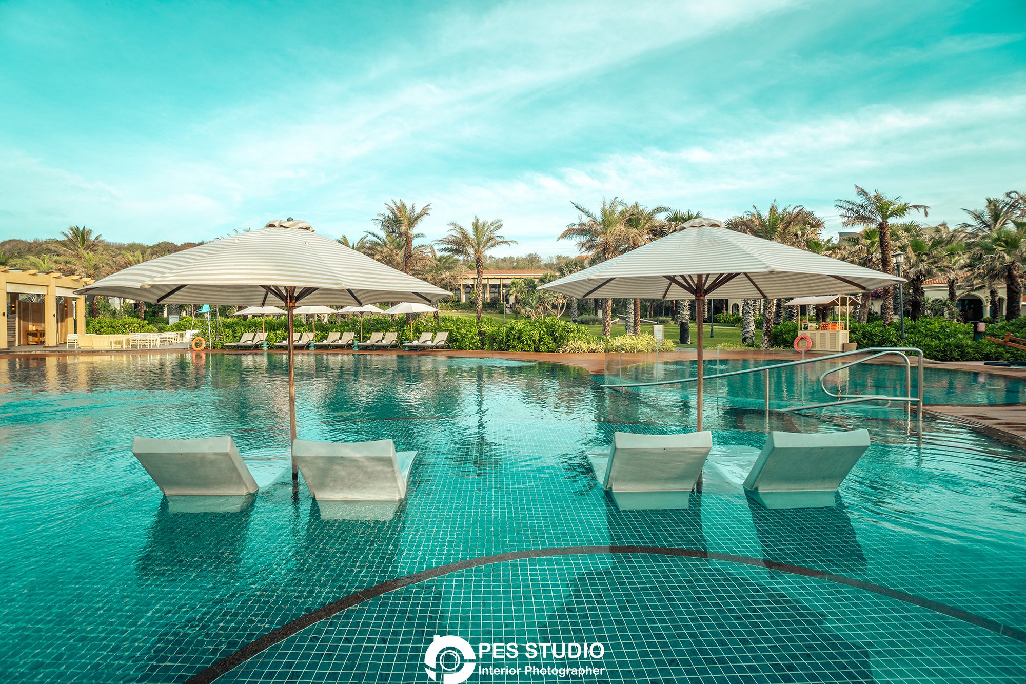 Bao lâu nên chụp lại bộ ảnh khách sạn — cảnh hồ bơi resort chụp lại sau cải tạo cảnh quan