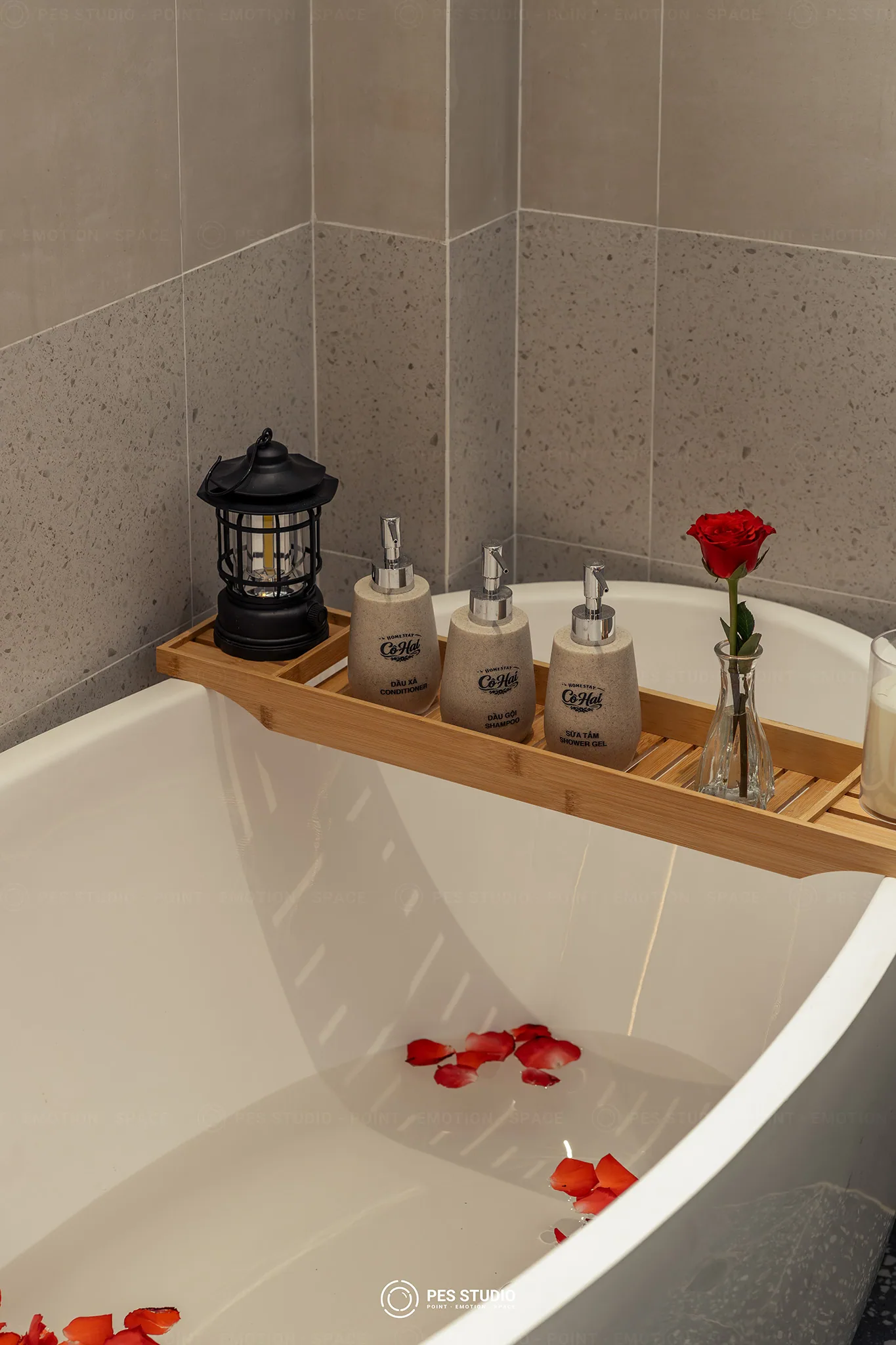 Bồn tắm rải cánh hồng cùng bộ amenity in thương hiệu Cô Hai Homestay Mỹ Tho