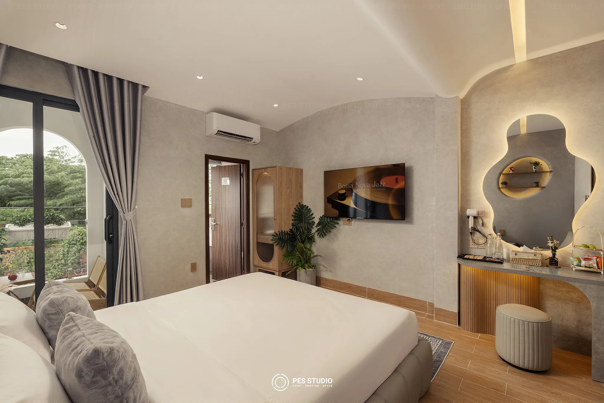 Phòng ngủ có ban công cửa vòm tại Cô Hai Homestay Mỹ Tho, gương lượn sóng và bàn trang điểm bo tròn