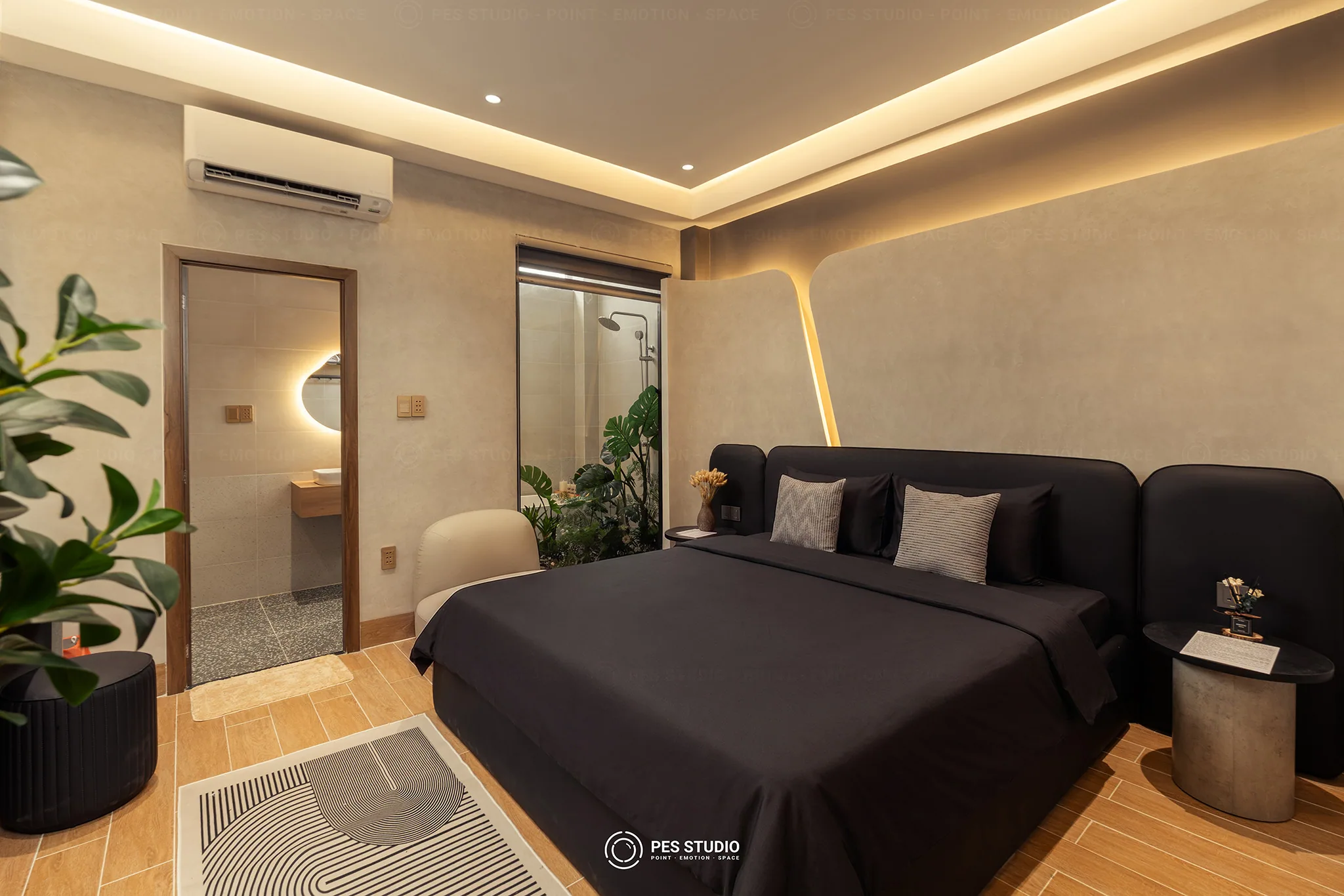 Phòng ngủ tông đen Cô Hai Homestay Mỹ Tho với giếng trời cây xanh và phòng tắm vách kính