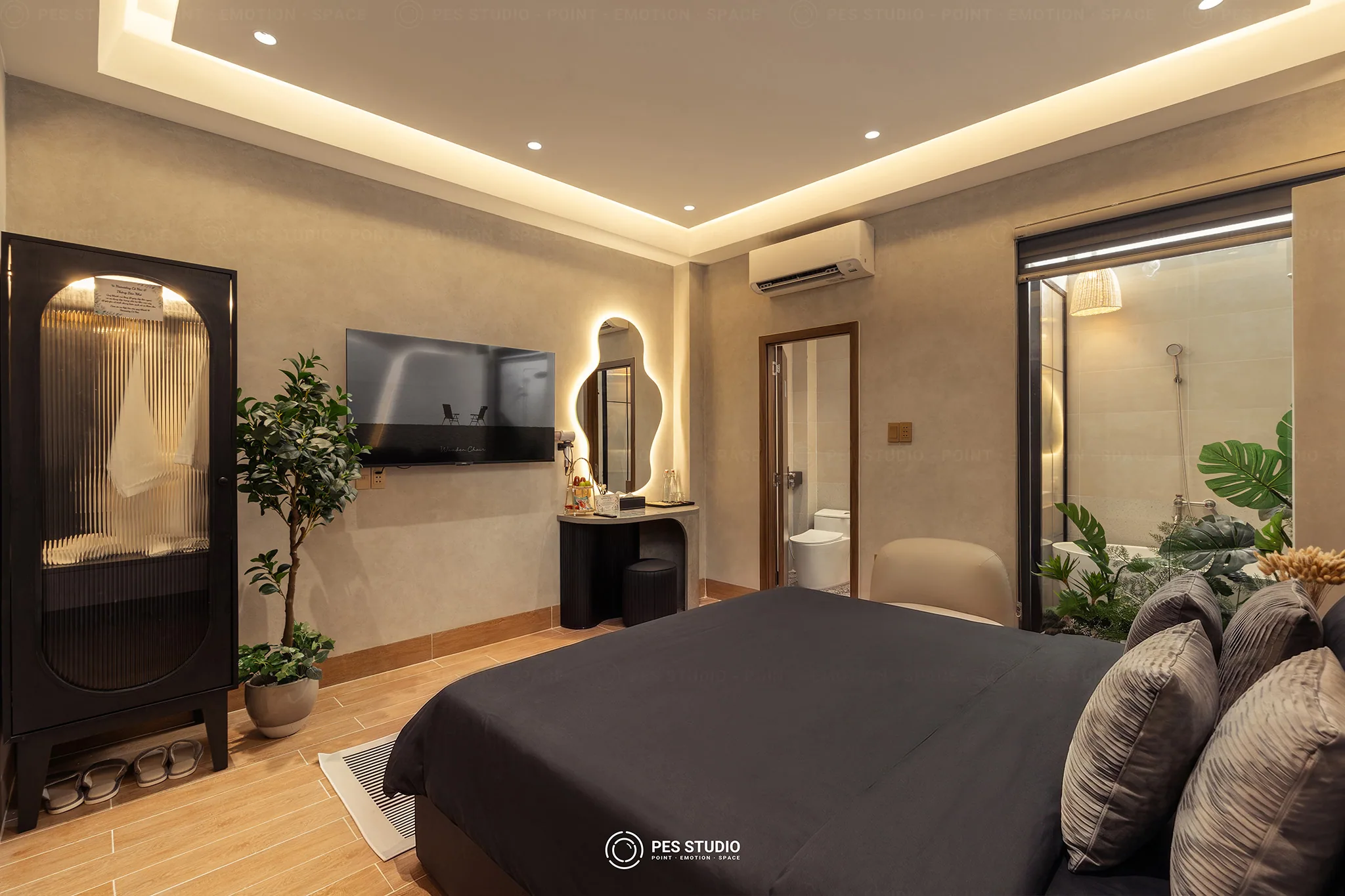 Toàn cảnh phòng ngủ tông đen Cô Hai Homestay Mỹ Tho, tủ gỗ sẫm và bồn tắm sau vách kính
