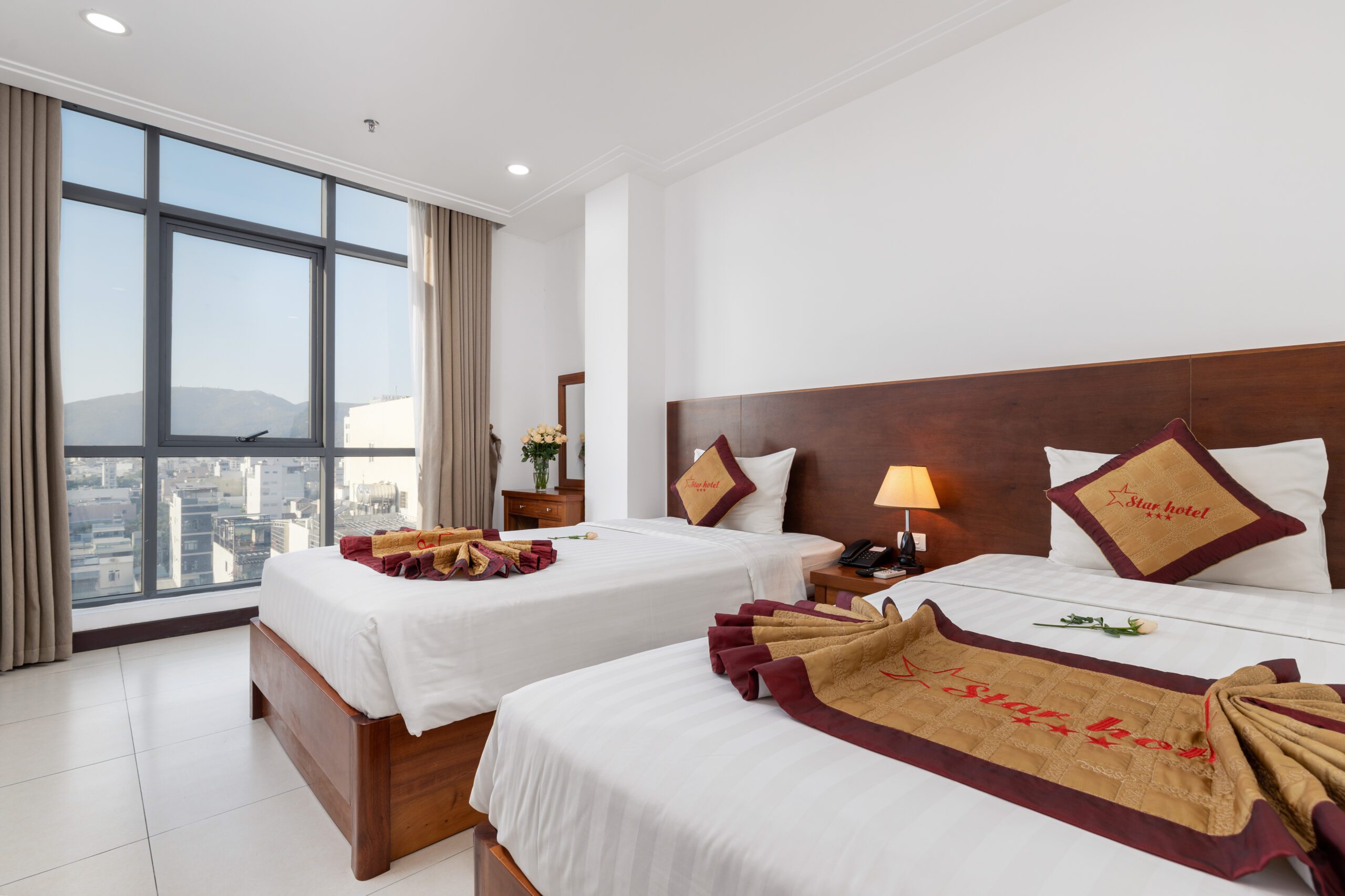 Quay Video Giới Thiệu Khách Sạn Resort: Bảng Giá Từ 7,5 Triệu 3 Quay video giới thiệu khách sạn resort — phòng ngủ khách sạn lấy sáng tự nhiên buổi sáng