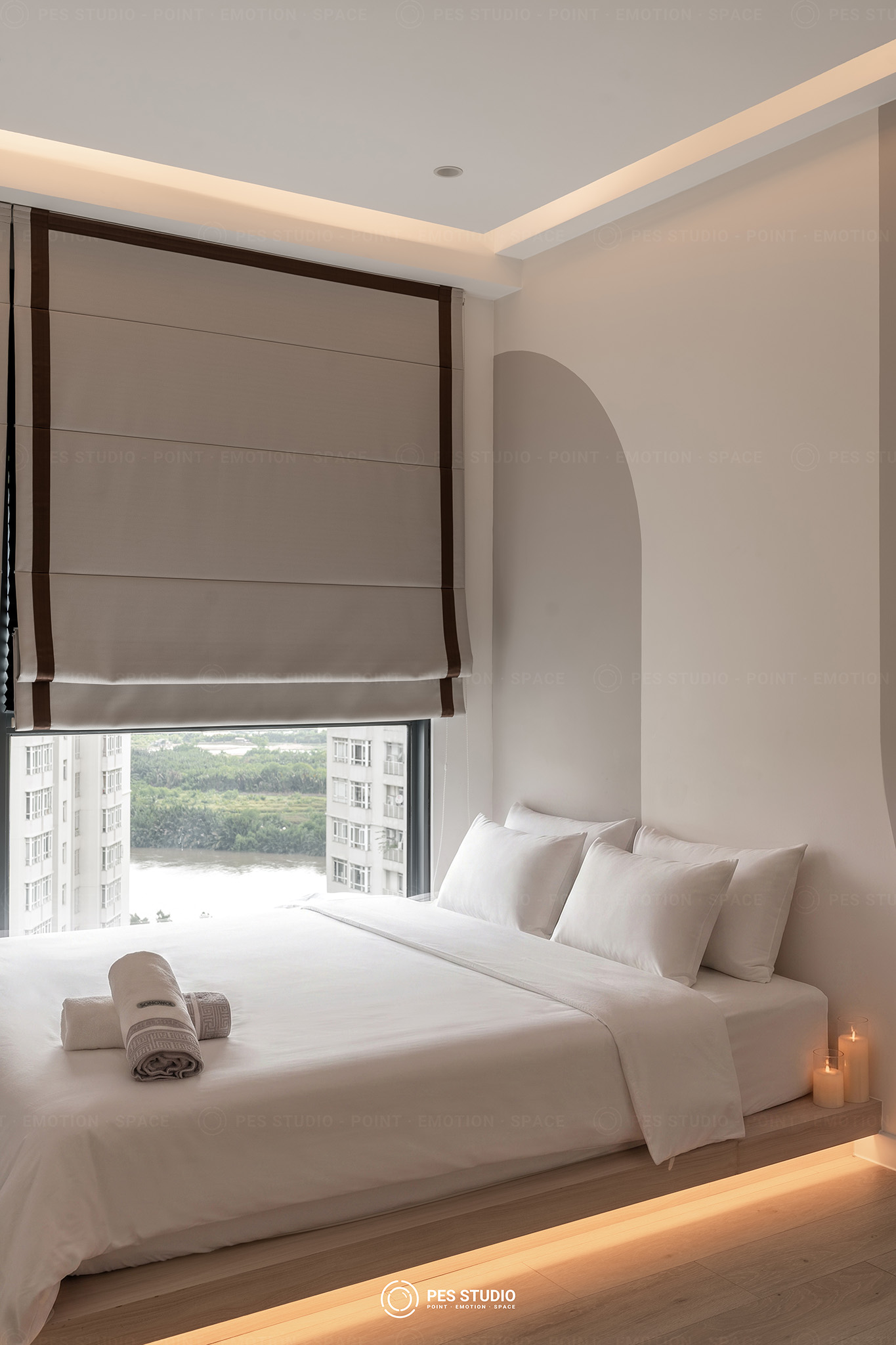 Phòng ngủ đón ánh sáng tự nhiên qua cửa sổ, minh hoạ cách ảnh nội thất giữ chất sáng thật của không gian