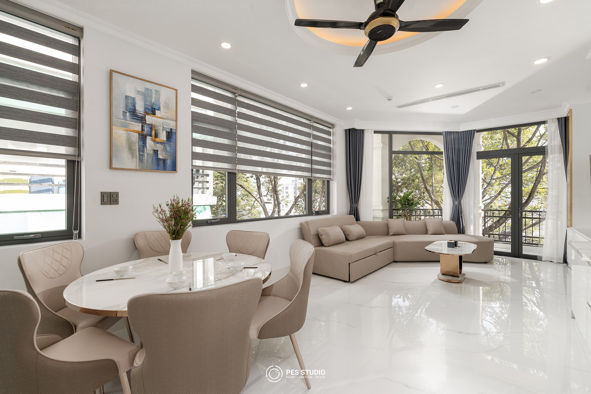 Chụp ảnh nội thất không gian hẹp — ánh sáng tự nhiên qua cửa kính căn hộ nhỏ, PES Studio