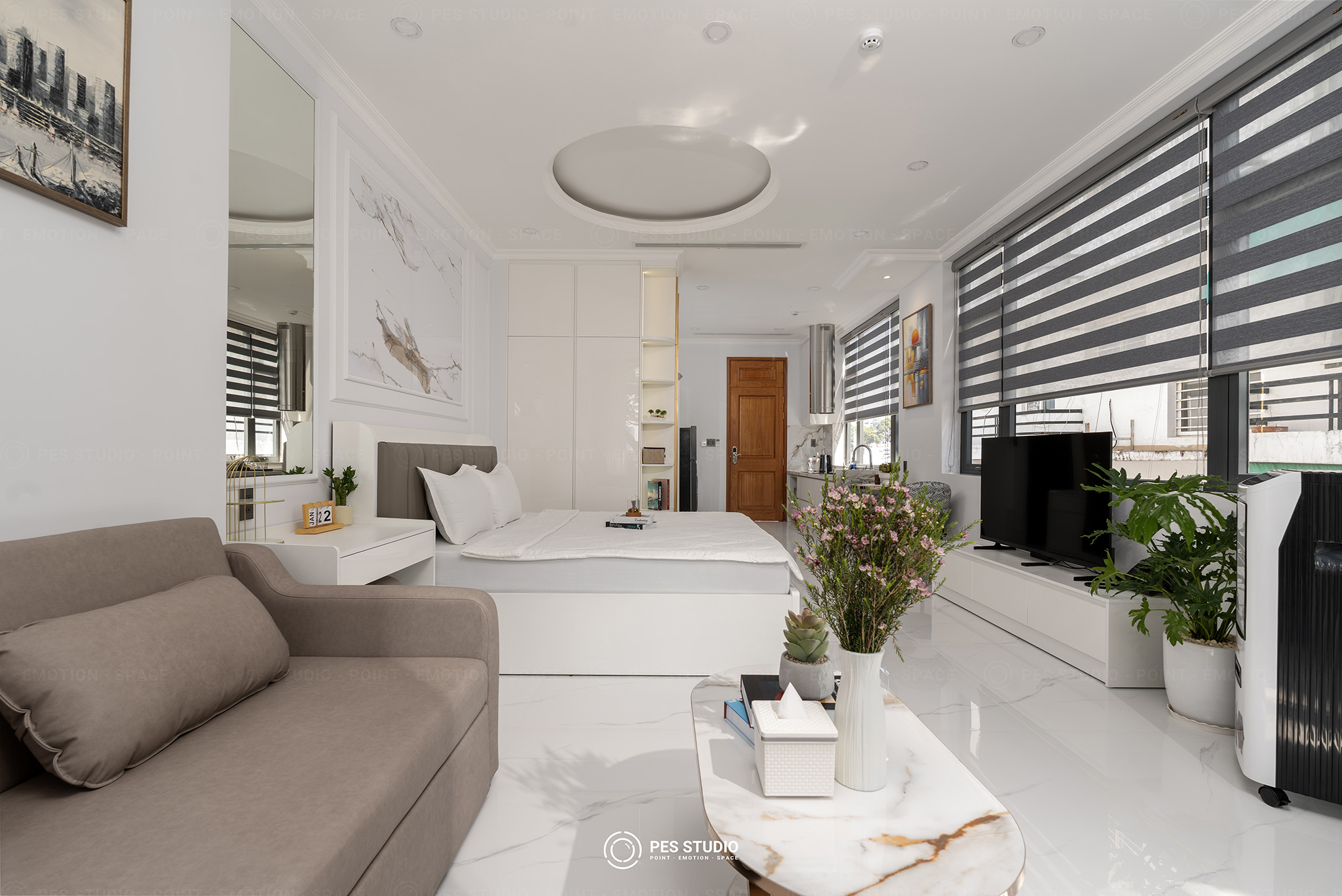 Chụp ảnh nội thất không gian hẹp — phòng khách căn hộ nhỏ với sofa và rèm sọc, PES Studio