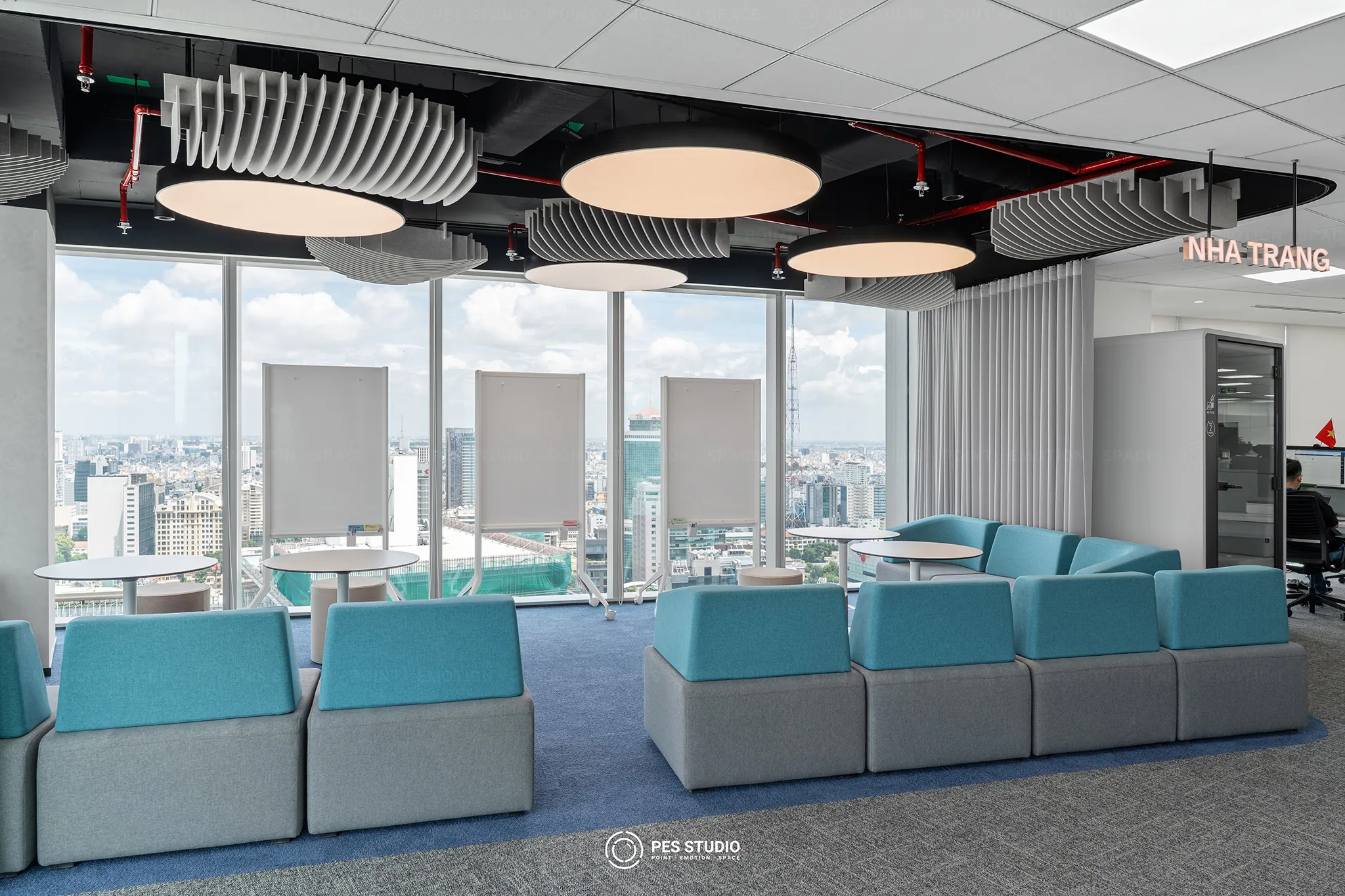 Chụp ảnh văn phòng SAP toà Nexus — khu Nha Trang sofa module xanh ngọc dưới trần đĩa tiêu âm, PES Studio