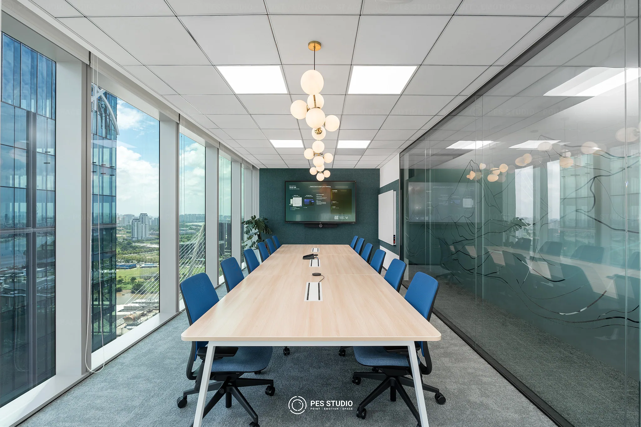 Chụp ảnh văn phòng SAP toà Nexus — phòng họp tường xanh rêu, đèn chùm bóng tròn, ghế xanh, PES Studio