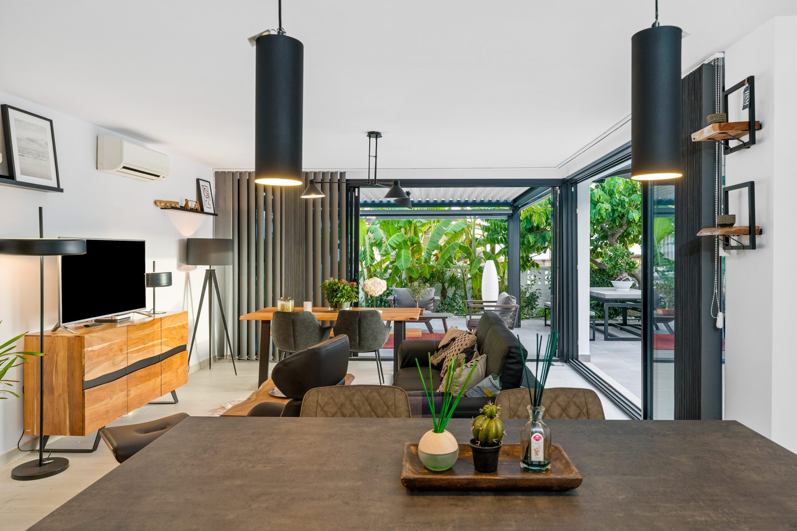 Chụp ảnh nội thất Cần Thơ: bảng giá, quy trình và kinh nghiệm thực tế 2 Chụp ảnh nội thất Cần Thơ — phòng khách nhà phố ven sông mở ra sân qua cửa kính lớn
