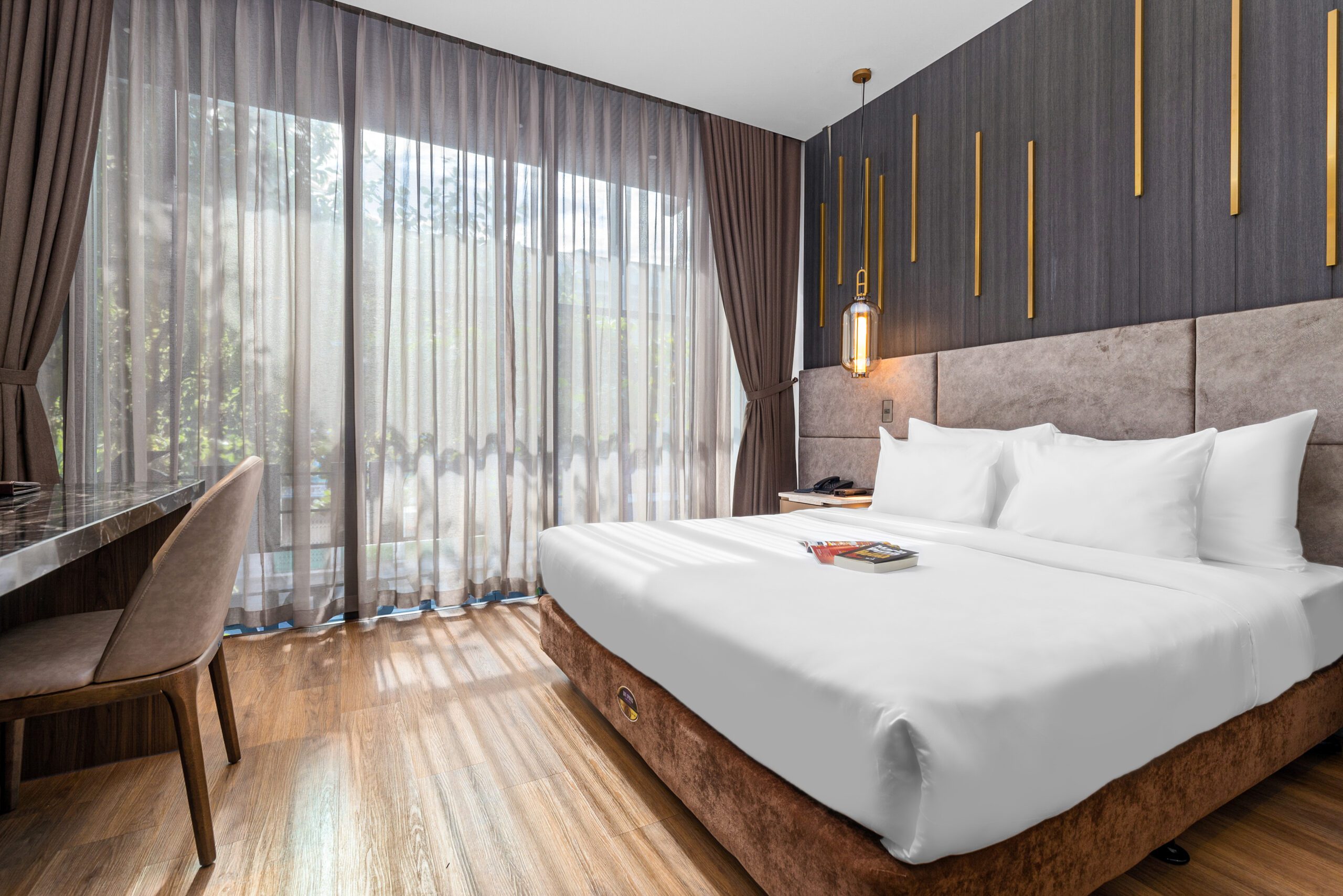 Chụp ảnh nội thất Cần Thơ: bảng giá, quy trình và kinh nghiệm thực tế 3 Chụp ảnh nội thất Cần Thơ — phòng nghỉ khách sạn với giường đôi và vách ốp gỗ sẫm