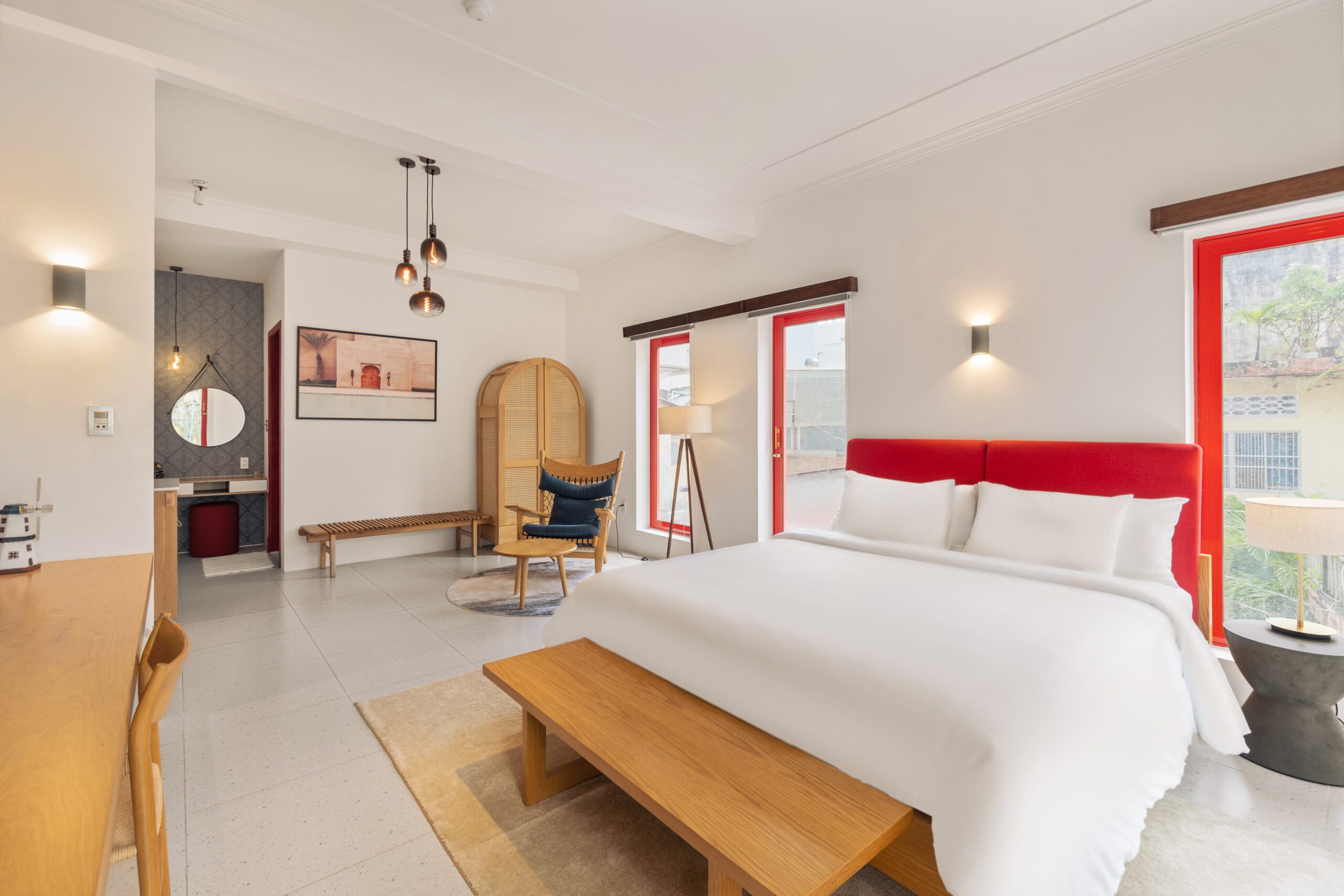 Chụp ảnh nội thất Cần Thơ: bảng giá, quy trình và kinh nghiệm thực tế 4 Chụp ảnh nội thất Cần Thơ — toàn cảnh phòng studio homestay với giường và ghế băng gỗ