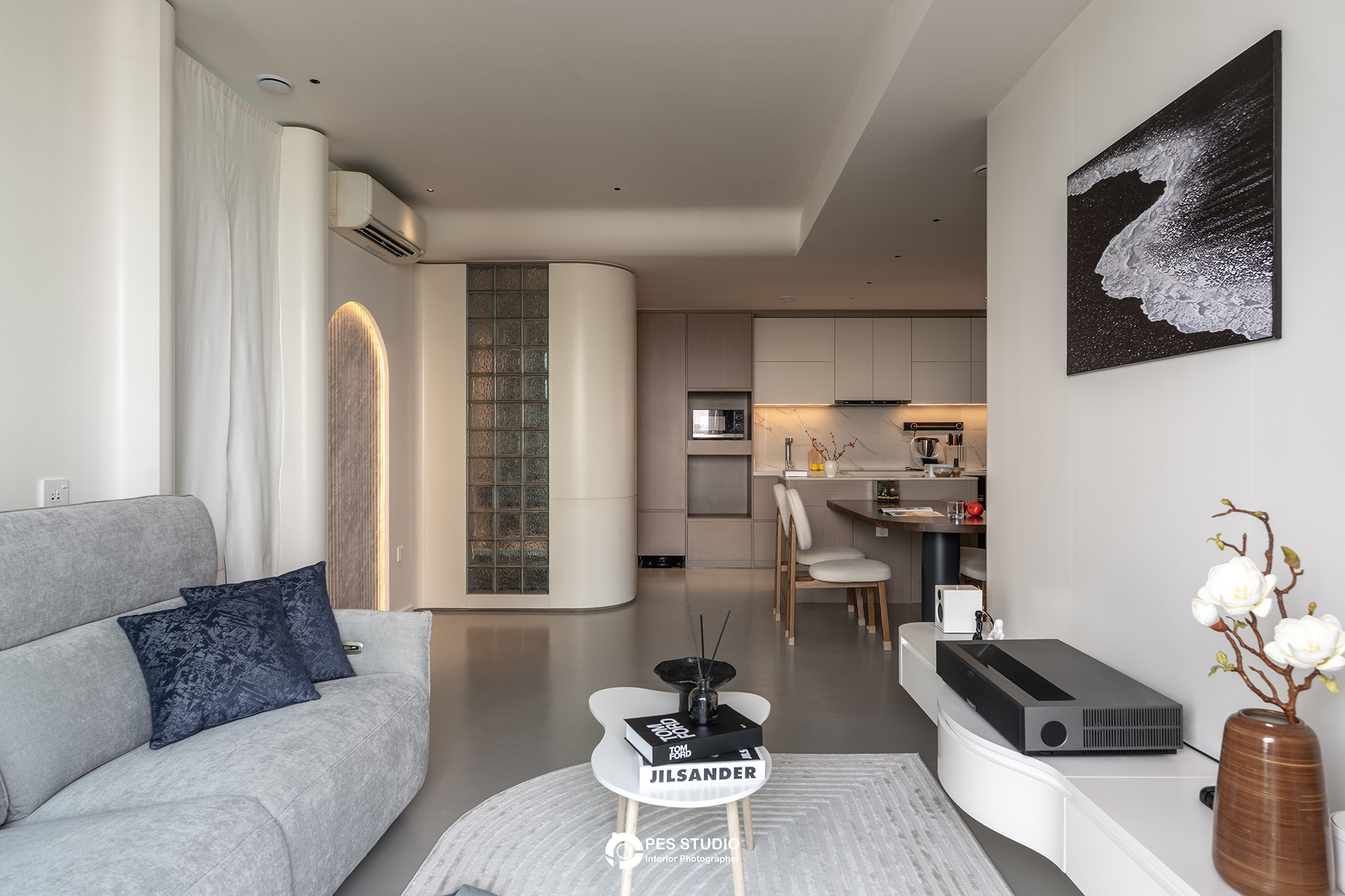 Chụp Ảnh Nội Thất Penthouse Duplex — Dịch Vụ Cao Cấp 2026 1 Chụp ảnh nội thất penthouse duplex — phòng khách liên thông bếp trong căn hộ cao cấp, PES Studio
