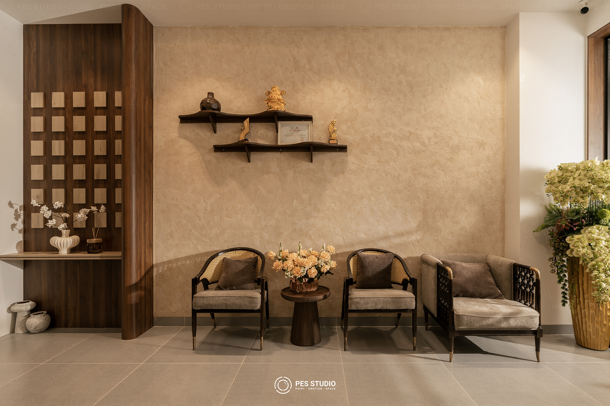 Khu chờ với ghế đợi và kệ trang trí tại viện thẩm mỹ Thành Công Bạc Liêu — góc máy dùng cho chụp ảnh nội thất phòng khám, PES Studio