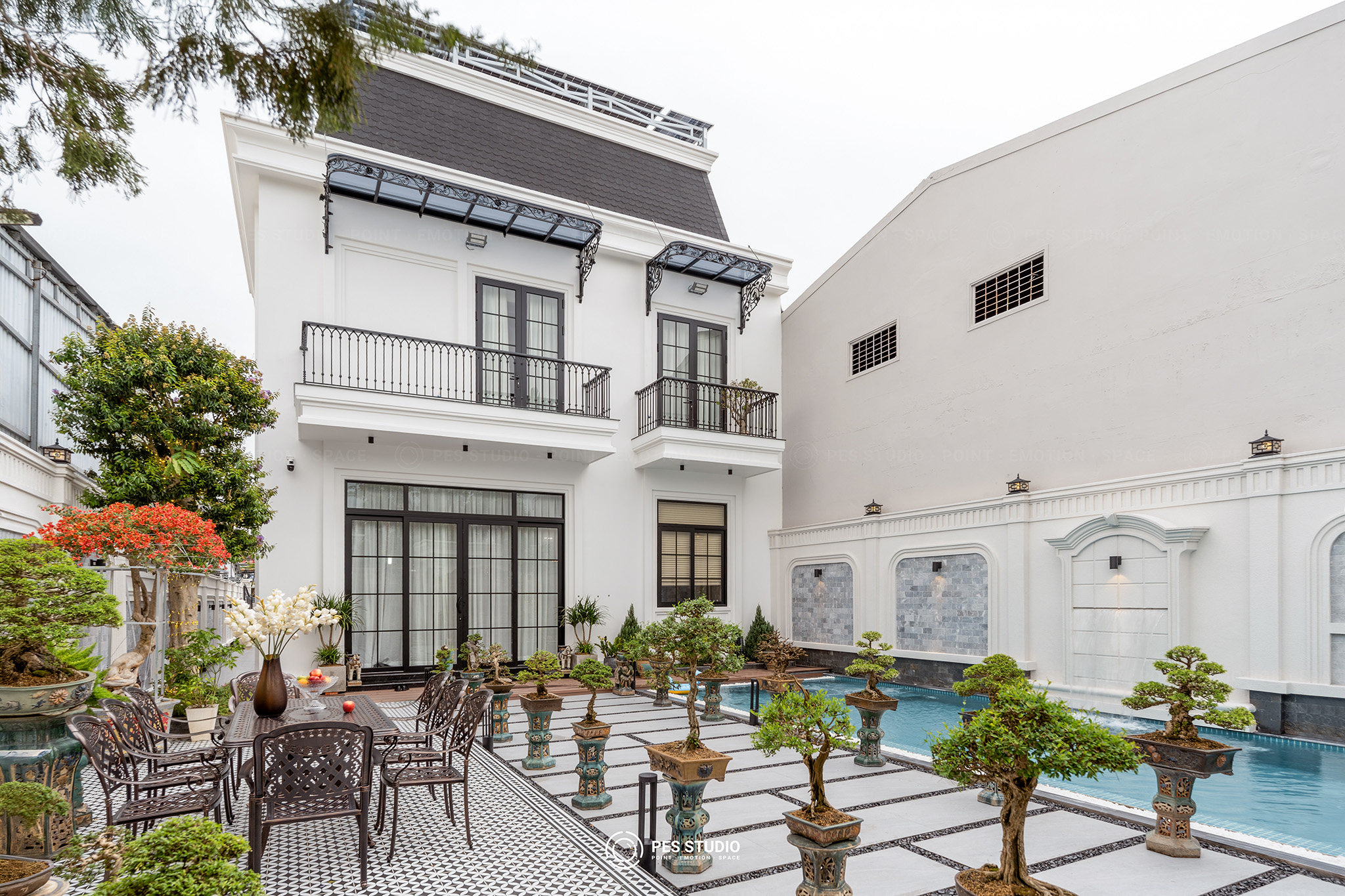 Chụp ảnh nội thất Vĩnh Long — khuôn viên sau biệt thự miệt vườn tại Vĩnh Long với hồ bơi, hàng bonsai và bàn ăn ngoài trời
